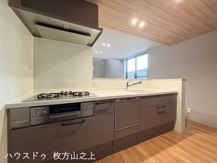 広々としたワークトップを備えた対面キッチン。使い勝手にも配慮された設計です。