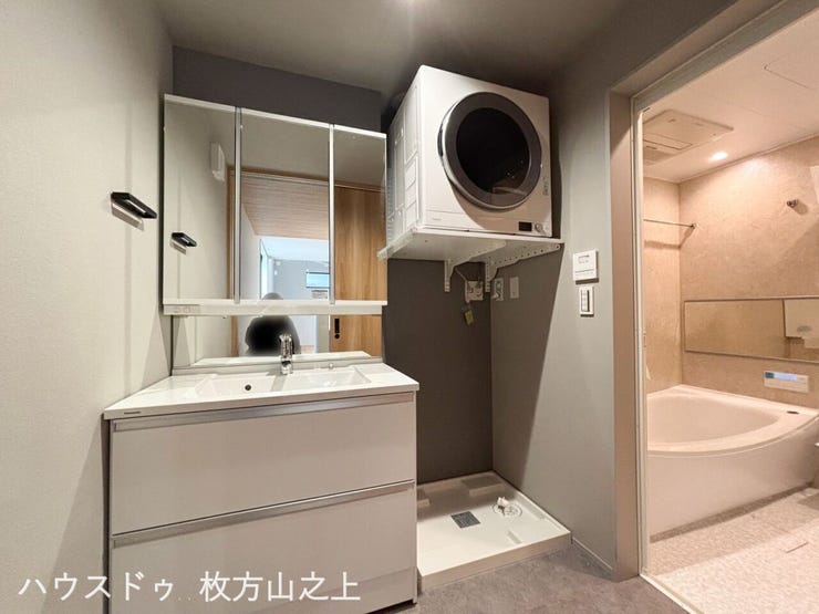洗面室横には便利なパントリーを設置。食品や日用品のストック収納に便利です。