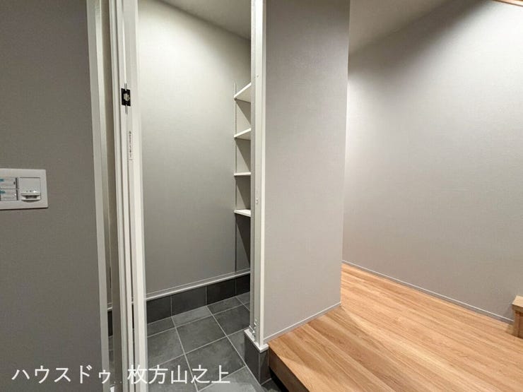 収納棚付きで使い勝手の良い居室。テレワークや趣味のお部屋にもおすすめです。