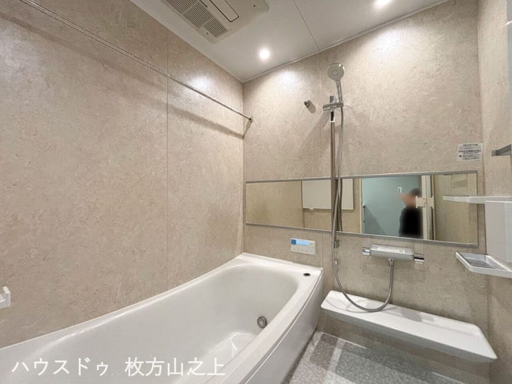 一日の疲れを癒すゆとりある浴室。浴室暖房乾燥機付きで雨の日のお洗濯にも便利です。