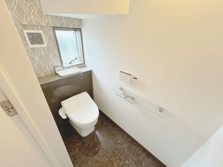 1階トイレは玄関正面に設置されています。