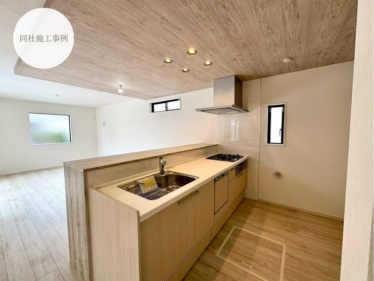 【kitchen】広めのキッチンは料理のしやすさを追求した設計。収納も豊富で作業がしやすい空間です。