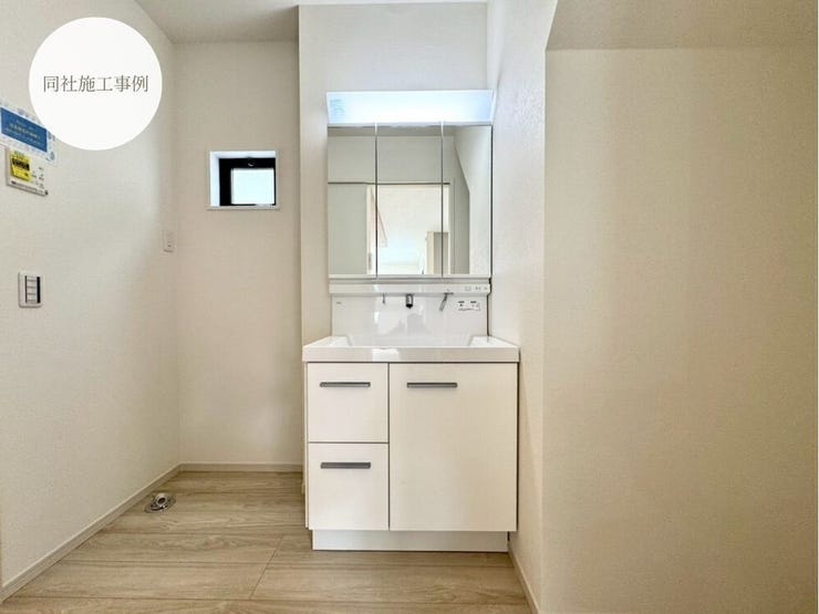 【Washroom】毎朝の準備がスムーズに。広めの洗面台と収納が使いやすい洗面所です。