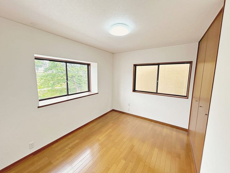 2階北東側の6帖洋室です。2階には6帖の部屋が3部屋あります。