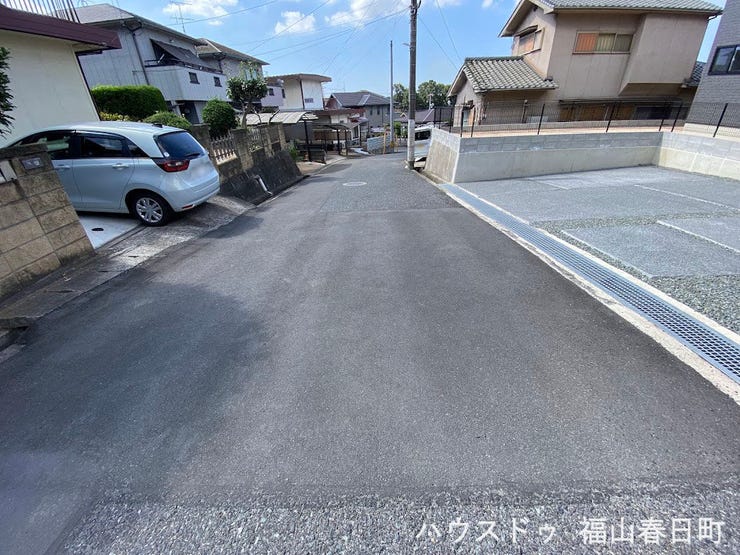 前面道路も広々
交通量は少なめです。