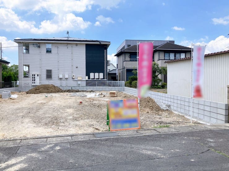 【東向きの土地】
東向きの土地は朝日が心地よく差し込み、一日の始まりを明るく快適に迎えられます!
家族が自然と笑顔になる爽やかな朝の光に包まれ、毎日を前向きにスタートできる魅力的な住環境です!