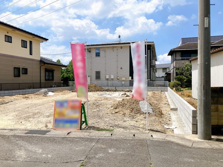 【駐車場 並列2台分】
両方の車が独立して駐車できるため、片方の車を移動させる必要がなく、効率的に出し入れができます!
車を出し入れする際にバックや切り返しも少なくなるため、駐車が楽になります♪