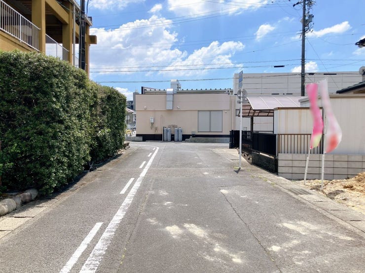 【前面道路】
交通量が少なく静かな環境のため、歩行者や高齢者、お子様にも安心の立地です♪
周辺の騒音も少ないため、落ち着いた雰囲気の中で穏やかな毎日を過ごしたい方にぴったりの住環境です!