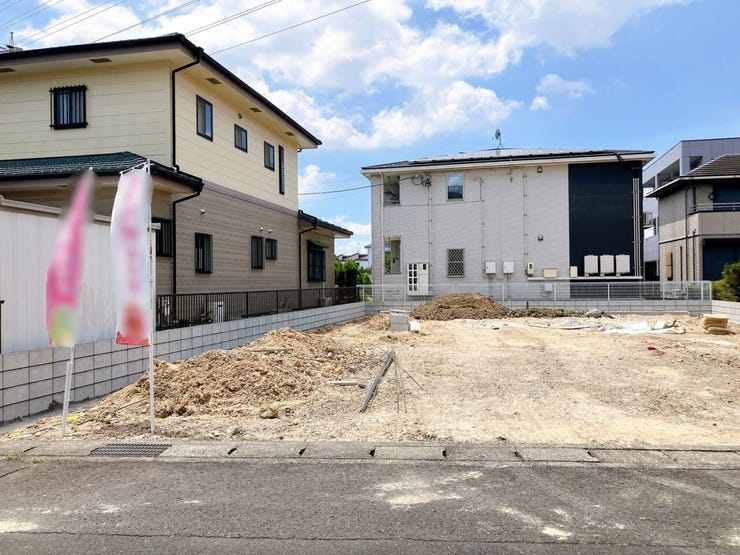 【東向きの土地】
東向きの土地は朝日が心地よく差し込み、一日の始まりを明るく快適に迎えられます!
家族が自然と笑顔になる爽やかな朝の光に包まれ、毎日を前向きにスタートできる魅力的な住環境です!