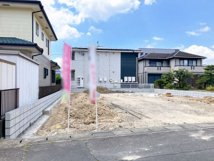 【駐車場 並列2台分】
両方の車が独立して駐車できるため、片方の車を移動させる必要がなく、効率的に出し入れができます!
車を出し入れする際にバックや切り返しも少なくなるため、駐車が楽になります♪