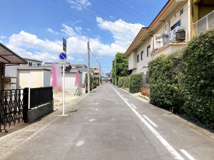 【前面道路】
交通量が少なく静かな環境のため、歩行者や高齢者、お子様にも安心の立地です♪
周辺の騒音も少ないため、落ち着いた雰囲気の中で穏やかな毎日を過ごしたい方にぴったりの住環境です!