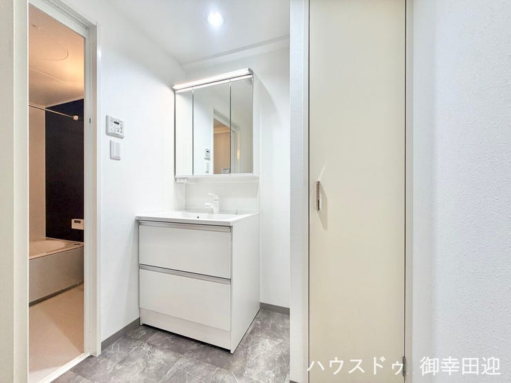 ■清々しいリフレッシュ空間■自分を磨き、気持ちを切り替える。心地よい光が差し込むプライベートスペース。