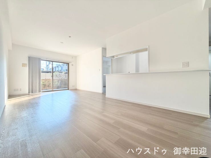 ■安らぎと笑顔の中心地■陽光が優しく降り注ぎ、会話が自然と弾む。ここでは、毎日が特別な時間へと変わります。
