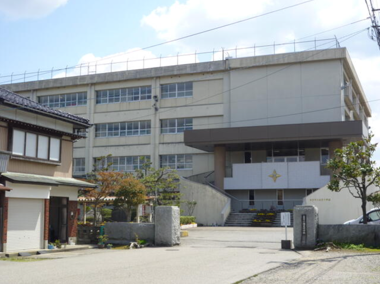 高岡市南星中学校 409m