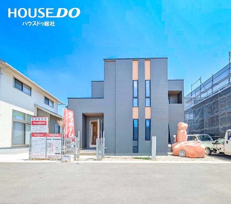 【外観】
建物前に光が入りやすく、外観もすっきり見える住まいです。
駐車2台分を使いやすく、夫婦それぞれの車がある暮らしにも♪