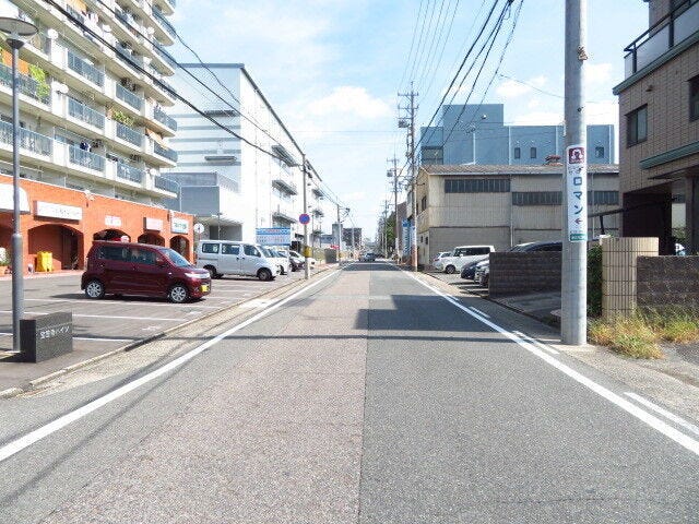 マンション南側前面道路です。