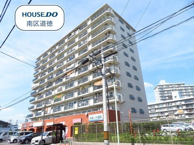 【外観】
11階建てのマンションです。1階部分は、喫茶店などのお店があります。JR東海道本線 笠寺駅まで徒歩約10分の距離に立地です。
近くには、コンサートホールがある「日本ガイシスポーツプラザ」があります。