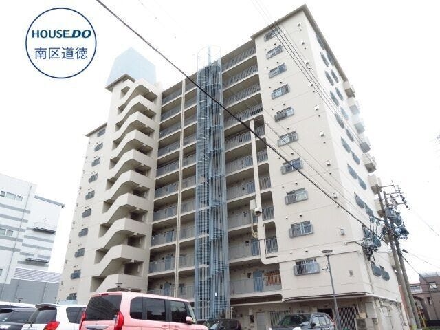 北側からのマンション外観写真です。「南保健センター」が近くにあります。