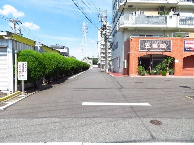 マンション西側の道路です。マンション居住者専用の道路となっています。