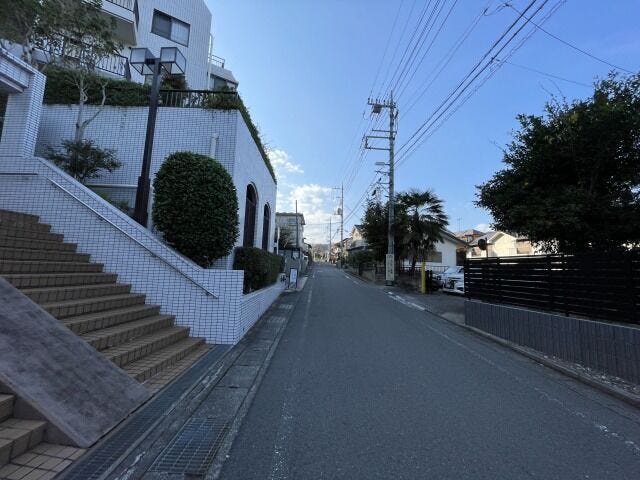 前面道路:車がすれ違うには厳しい道幅ですが、車はスピードを抑えて走行するので、お子様にも安全な道幅となっています。