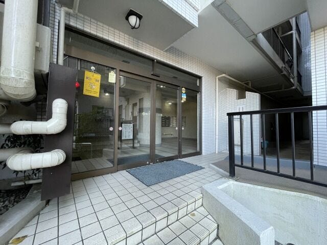 エントランス:落ち着いた雰囲気のエントランスです。