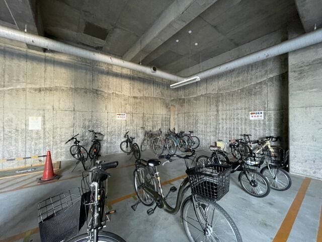 駐輪場:屋根付き駐輪場で、大切な自転車を雨風から守ります。