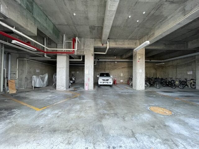駐車場:屋根付きの駐車場なので、雨風の天気でも安心です。