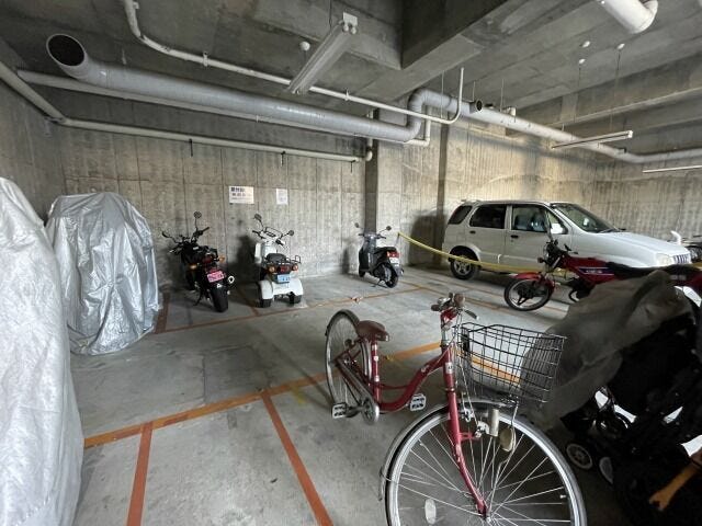 バイク置場:屋根付き駐輪場で、大切なバイクを雨風から守ります。