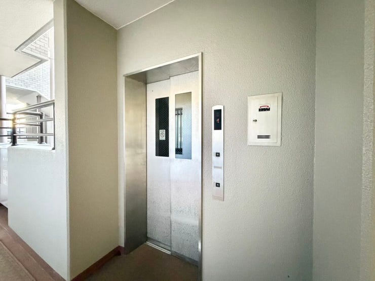 エレベーター付きのマンションです♪