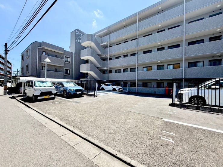 駐車場は平面タイプと機械式があります。
7000円~、空き有りです。