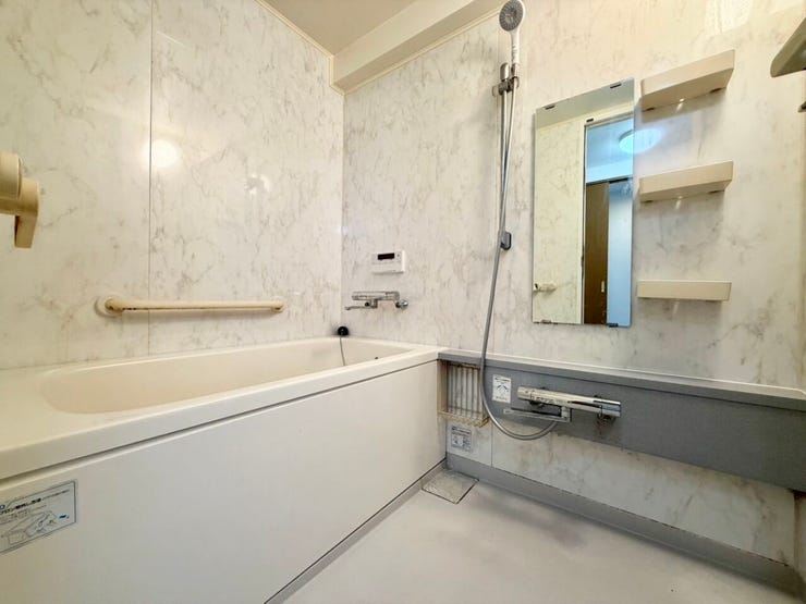 浴室とトイレが別々になった、バストイレ独立タイプ!お客様が来た時も気兼ねなく使ってもらえますし、洗い場もゆったり使えて快適ですね♪