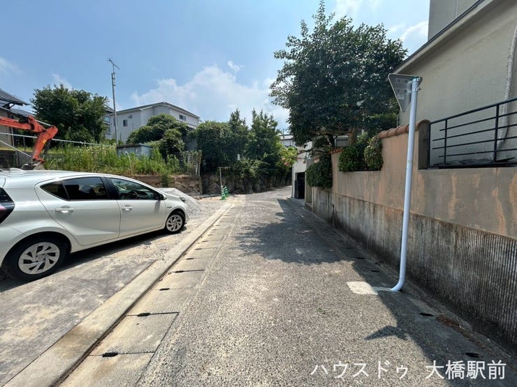 前面道路含む現地外観写真。
前面道路は交通量が少なく、小さなお子様がいるご家庭でも安心の穏やかな住環境です。
