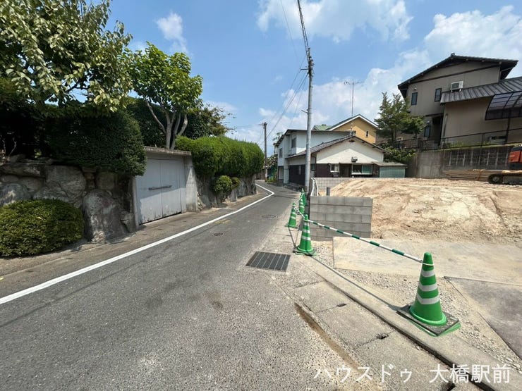 前面道路は交通量が少なく、小さなお子様がいるご家庭でも安心の穏やかな住環境です。静かで落ち着いた立地に加え、毎日の暮らしを心地よく過ごせる充実の設備や十分な収納スペースが整った快適な住まいです。