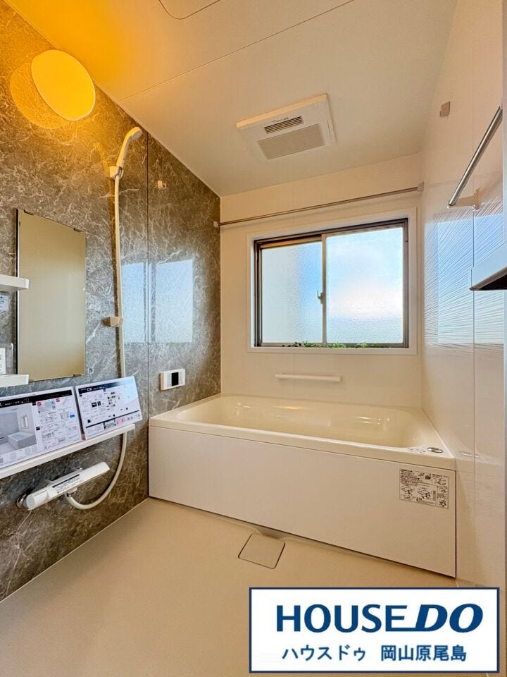 ゆったりとしたバスルームは、窓もあるので明るく換気もできるのがポイント♪日々の疲れを癒してくれる癒しの空間です。