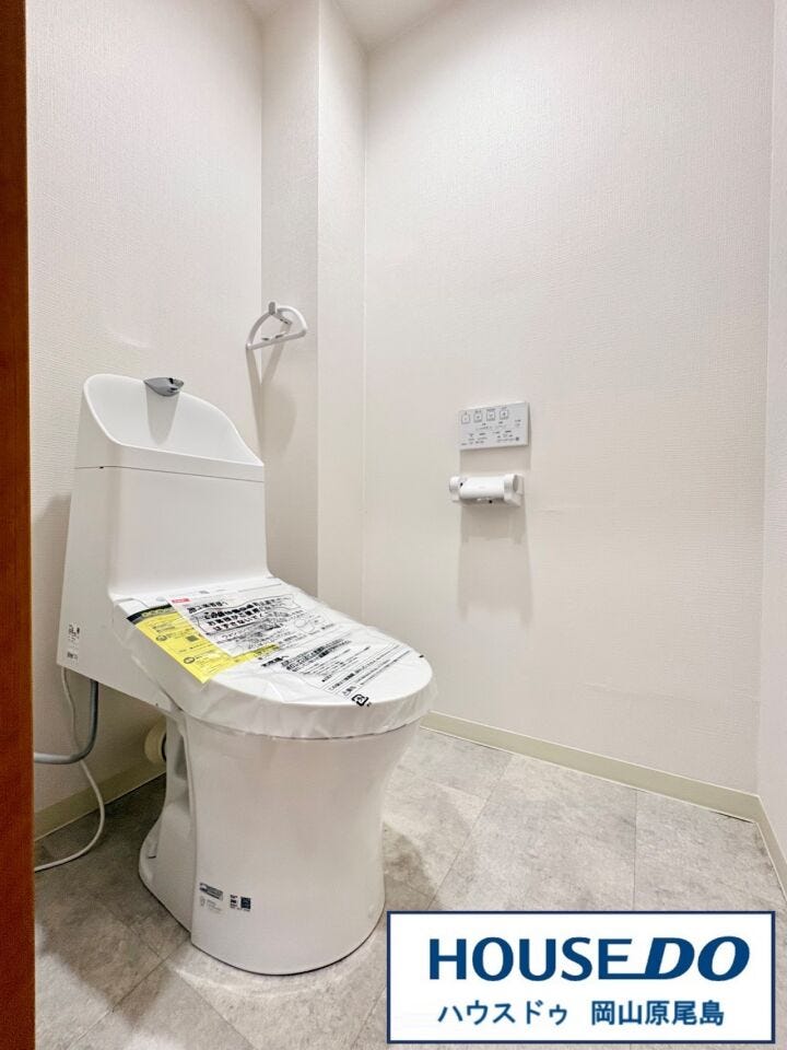 トイレは清潔感のある温水洗浄便座です。