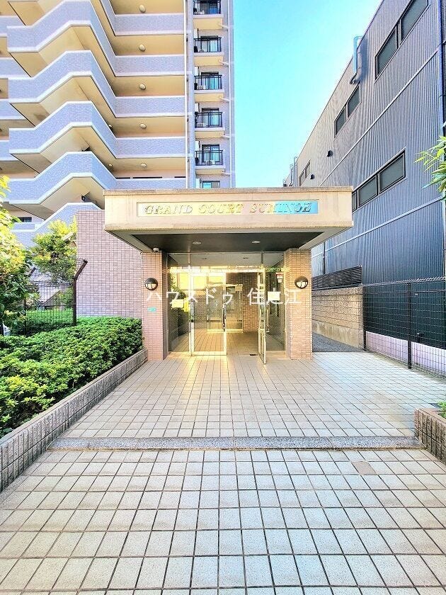 ★エントランスには庇(屋根)がございますので雨の日も安心♪