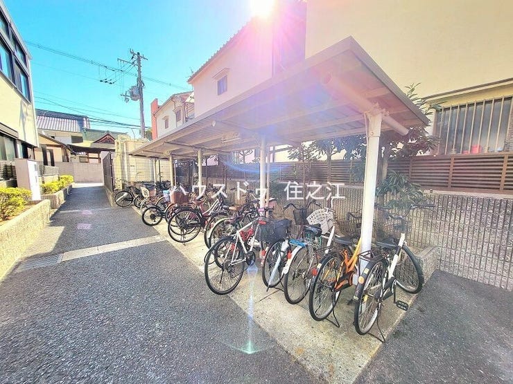 ★屋根付きの駐輪場ですので雨の日も安心。サドルが濡れる事も無いですね!