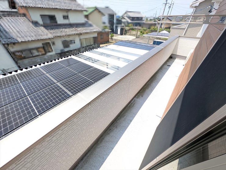 2部屋から出られるワイドなバルコニーです