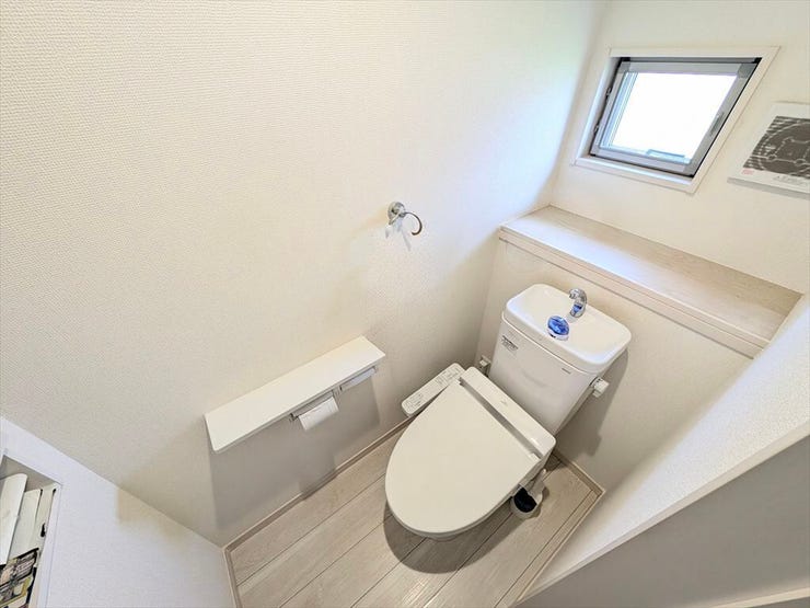 トイレには快適な温水洗浄便座付き
