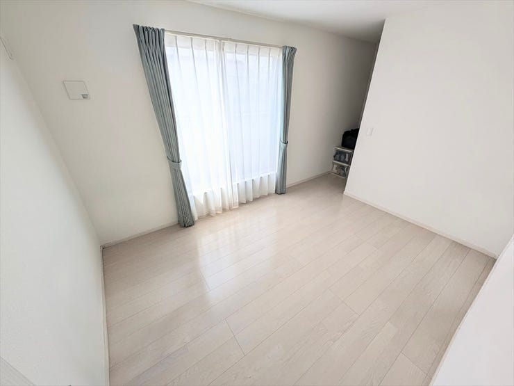 バルコニーに繋がる大きな窓があり、とても明るいお部屋です。
