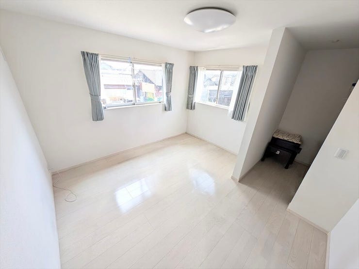 2面採光で晴れの日の日中はいつも明るいお部屋です。