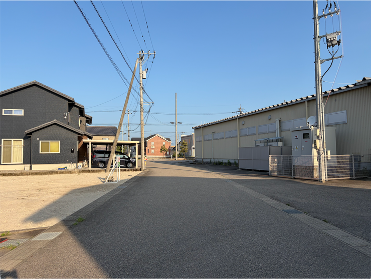 敷地前の通学路となる道路です。