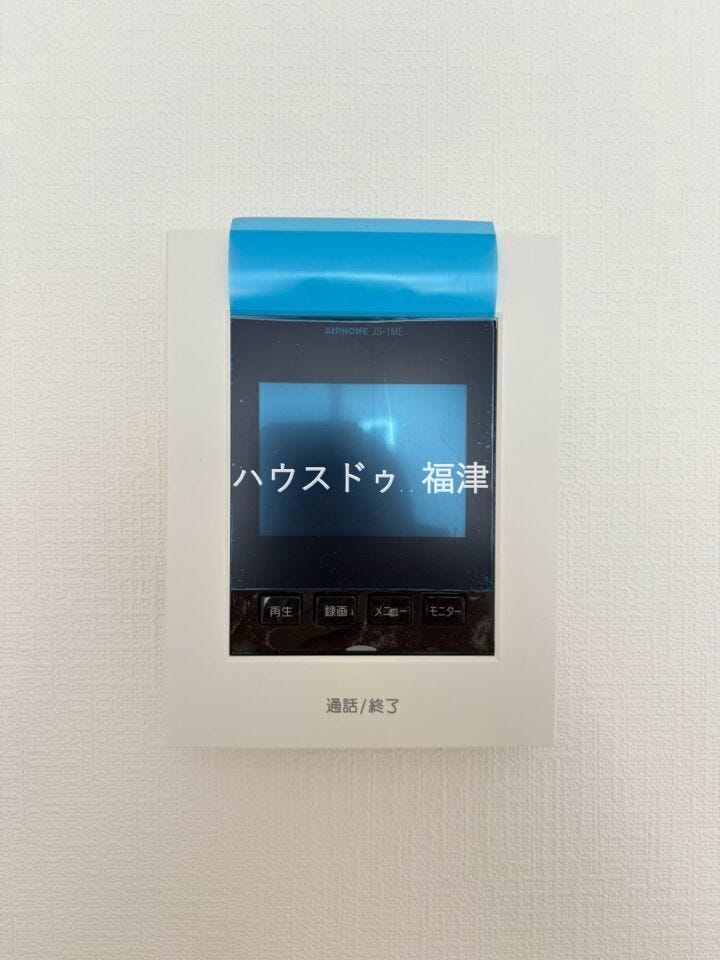 来訪者を映像で確認できるモニター付きインターホン。
室内から対応できるため、
不在時や防犯面の配慮にもつながります。
《福津市畦町 新築戸建》