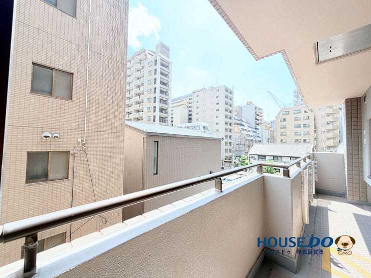 13.60㎡のバルコニーは、洗濯を干すだけでなく
ホッと一息ついたり、ガーデニングを楽しんだりできそうです