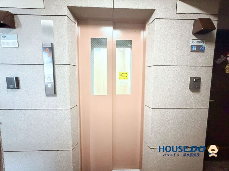 建物内にエレベーターが2基あります