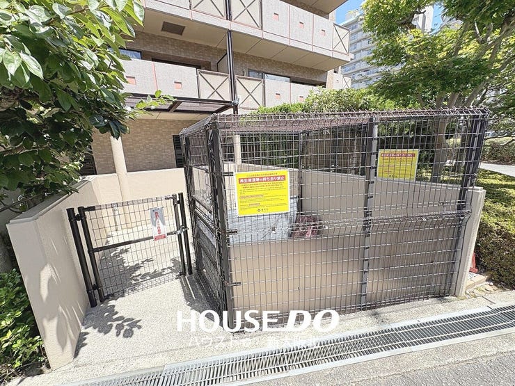 ■ゴミ捨て場には扉が付いていますので動物に荒らされることもありません!
■管理が行き届いているので、ニオイなどもなく快適にご使用いただけます!