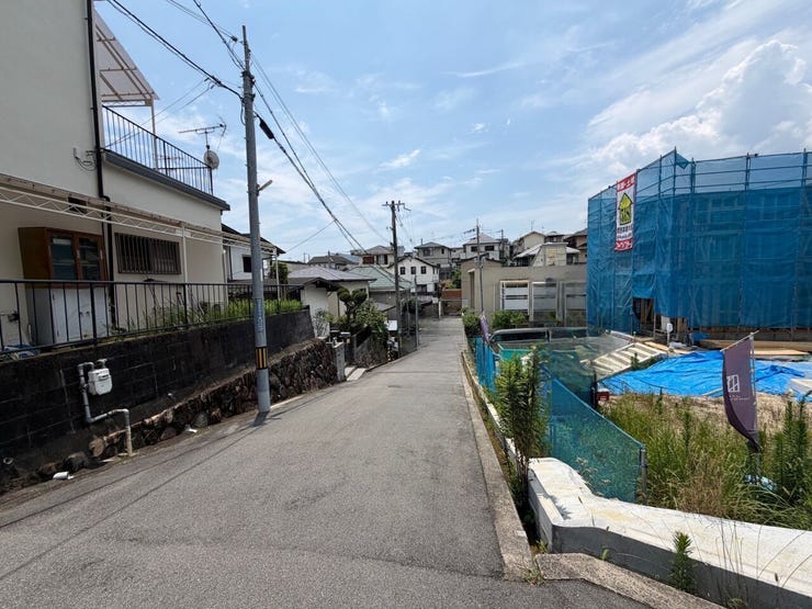 落ち着いた住宅街に位置する現地。ぜひ現地で陽当たりや眺望をご確認ください♪