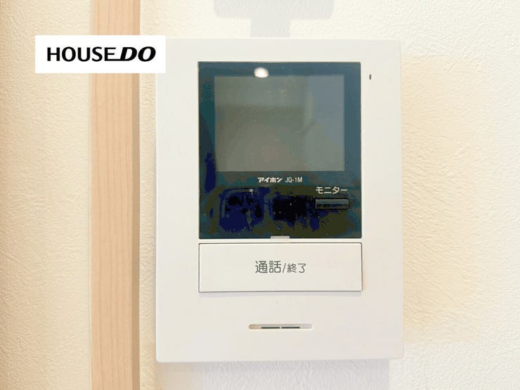 来訪者の顔を確認してから対応できるTVモニター付きインターホン。防犯面が気になる方にも嬉しい設備です。