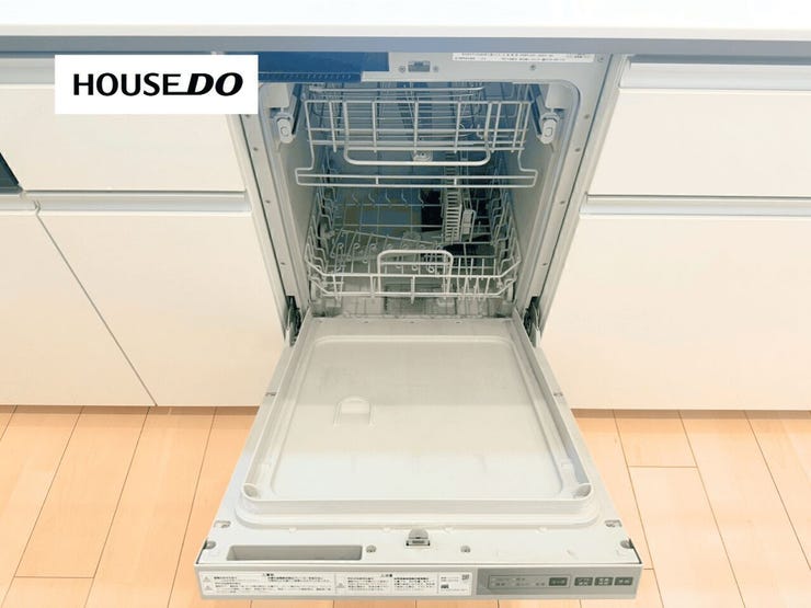 ビルトイン食器洗乾燥機付きで、毎日の家事負担を軽減。忙しいご家庭の時短にもつながります。