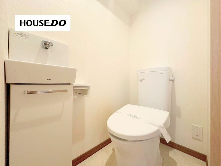 清潔感のあるトイレは手洗いカウンター付き。来客時にも使いやすく、快適にお使いいただけます。